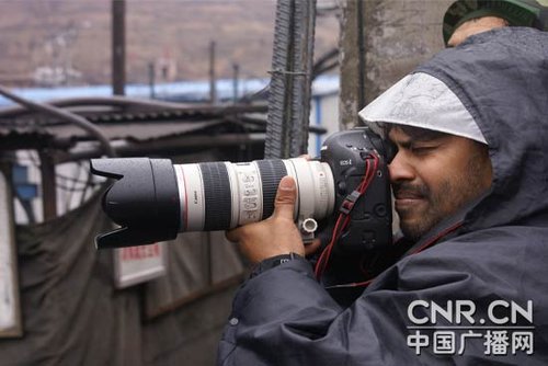 图文：王家岭以开放的态度面对国外媒体采访
