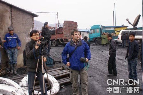 图文：王家岭以开放的态度面对国外媒体采访