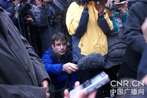 图文：王家岭以开放的态度面对国外媒体采访