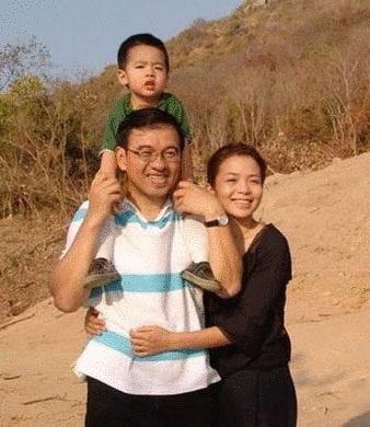 朱迅"非典"时期, 朱迅和央视新闻部的金牌主持人王志一见钟情,并迅速
