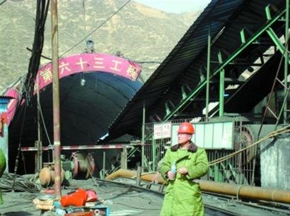 清晨3个水平孔全打通 今天可能派人下井救人