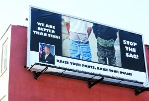 美国议员自掏腰包打广告劝潮人“提起裤子”