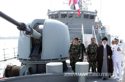 资料图片：2月19日，在伊朗南部城市阿巴斯港，伊朗最高领袖哈梅内伊（前右二）参加“贾马兰”号驱逐舰的下水仪式。新华社/路透
