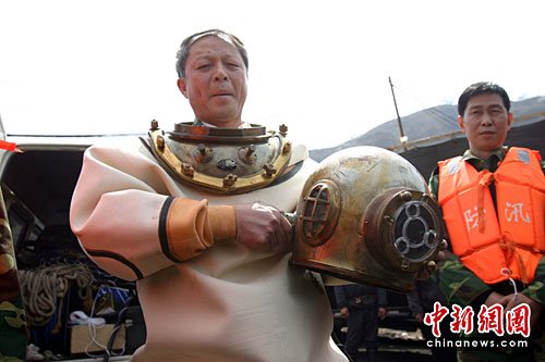 组图：王家岭矿透水事故救援冲锋舟蛙人抵达