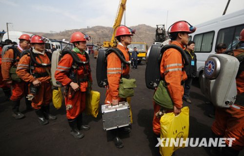 4月3日，抢险救援人员正准备下井。新华社记者 燕雁 摄