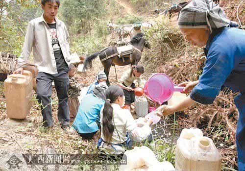 组图：广西瑶族女子马帮队找水自救