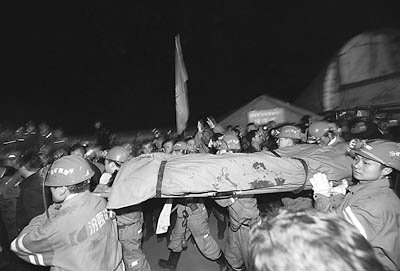 4月5日，一名被困矿工被抬出井口。当日，华晋焦煤公司王家岭矿“3·28”透水事故首批被困矿工获救。新华社记者 邢广利摄