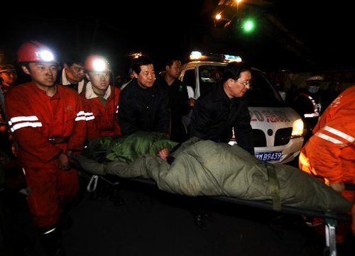 4月5日，救援人员将一名获救矿工抬出井口。当日，华晋焦煤王家岭矿“3·28”透水事故首批获救矿工升井，被急救车送往医院救治。目前现场救援工作仍在进行。 新华社记者 燕雁 摄