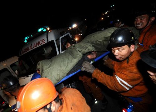 4月5日，首批获救矿工被救援人员抬出井口。当日，华晋焦煤王家岭矿“3·28”透水事故首批获救矿工升井，被急救车送往医院救治。目前现场救援工作仍在进行。 新华社记者 燕雁 摄 