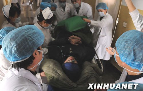 王家岭矿已有115人获救 每人都有个性化治疗方案