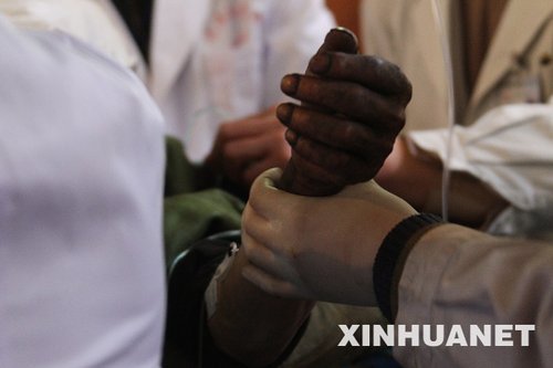 山西王家岭被救矿工讲述爬矿车逃生过程