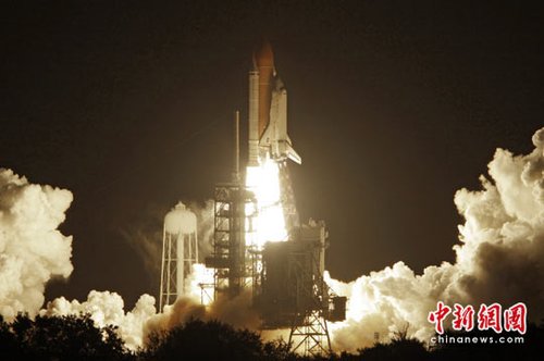 美国“发现号”航天飞机搭载4男3女发射升空