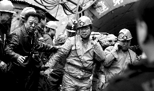 4月5日，救援人员将获救工人抬出井口。当日，华晋焦煤王家岭矿“3·28”透水事故115人获救。 新华社记者 燕雁 摄