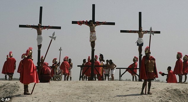 组图:菲律宾庆复活节信徒钉十字架 受刑