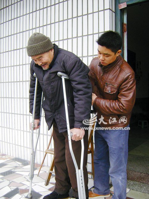 7旬老翁当小伙上门义父 赠送房产被婉拒(图)