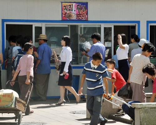 韩媒称朝鲜两名高官因货币改革失败被枪决
