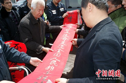 王家岭获救矿工家属赞叹救援行动是人间奇迹