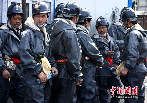 组图：山西王家岭矿难救援中记者们的几个片段