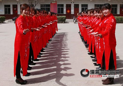 河北魏县选160名女教师做礼仪引非议(组图)