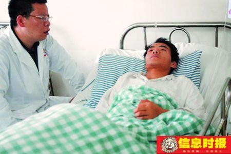 小伙子网吧挥刀自宫续：面对父亲表示很后悔