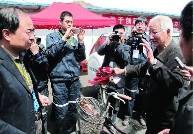 八旬老翁骑车看望救援队