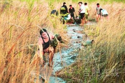 安徽孕妇陷进淤泥被困4日 湖北消防人员全力营