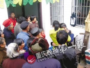 阿欣把未婚夫的骨灰送回家后，左邻右舍都来看望。