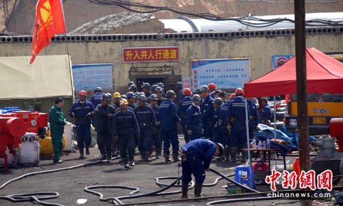 王家岭矿难撤离井下部分救援人员 对救援现场消毒