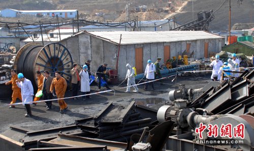 王家岭矿难撤离井下部分救援人员 对救援现场消毒