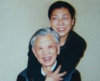 与学生合影