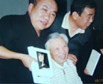 与学生合影