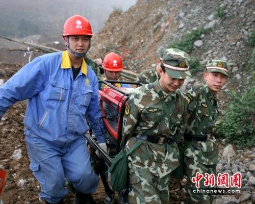 武警乐山支队官兵正在抢运急需的救援设备 摄影:赵凯