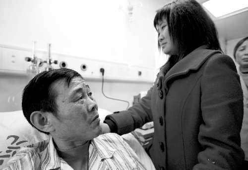 “家里都好吗？”魏合荣问岳母和女儿，话语里满是挂念。