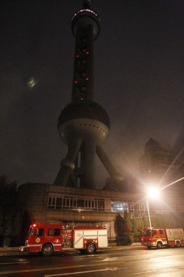 4月13日凌晨,消防车在东方明珠塔下待命.新华社记者 裴鑫 摄