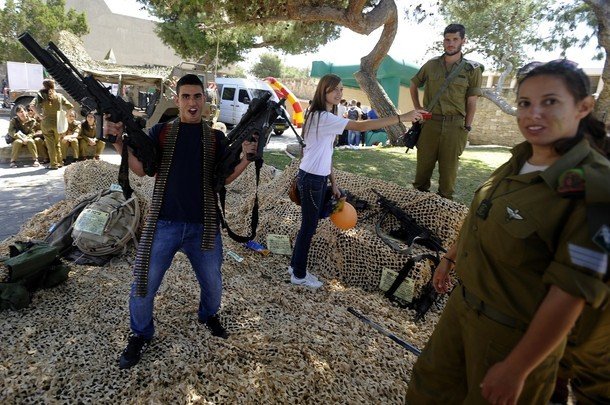 组图:以色列举办军营开放日鼓励高中生入伍