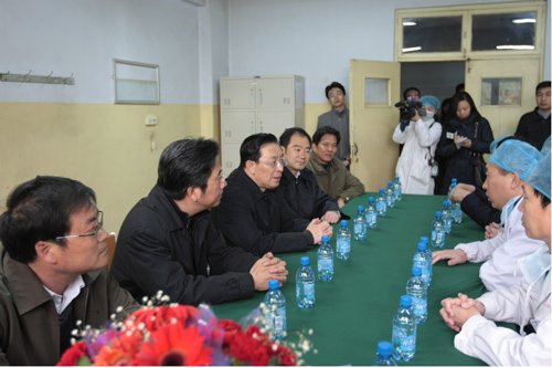 骆琳到医院看望慰问王家岭“3.28”事故中的获救矿工