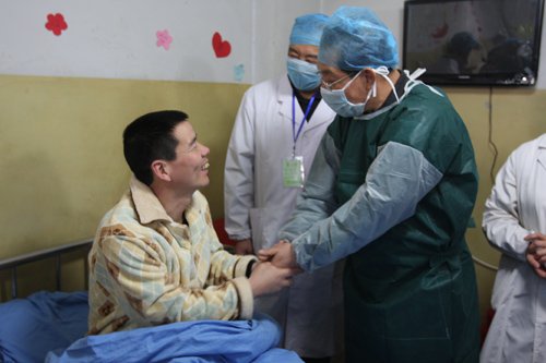 骆琳到医院看望慰问王家岭“3.28”事故中的获救矿工