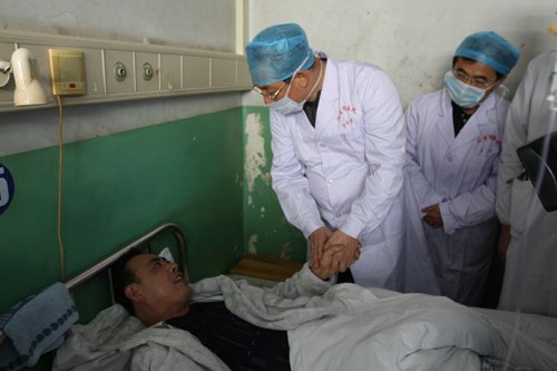 骆琳到医院看望慰问王家岭“3.28”事故中的获救矿工