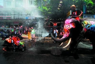 泰泼水节过成泼血节 军警抱头任凭脚踹棒打