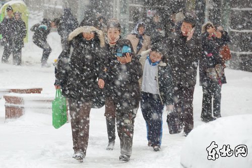 哈尔滨遭遇罕见特大暴雪 市民出行困难(组图)