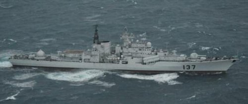 出现在冲绳本岛与宫古岛之间公海上的中国海军137号现代级驱逐舰照片