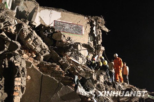 玉树不会倒下 官兵僧侣工人昼夜救援