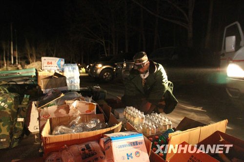 玉树不会倒下 官兵僧侣工人昼夜救援
