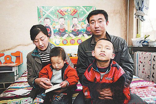 最倒霉家庭:疫苗和毒奶粉下的双重悲剧