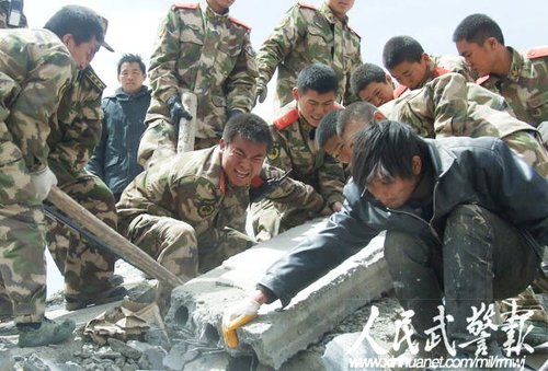 一线战报!武警多路并进投入玉树抗震(大图)_新