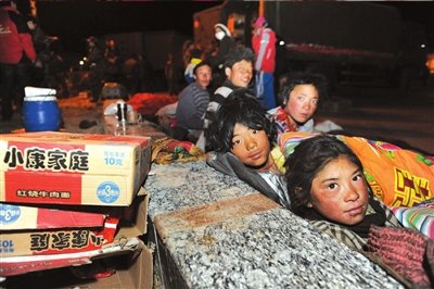 孩子们在玉树县结古镇中心广场席地而睡