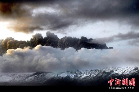 冰岛火山爆发附近居民目睹蘑菇云 闻到臭蛋味