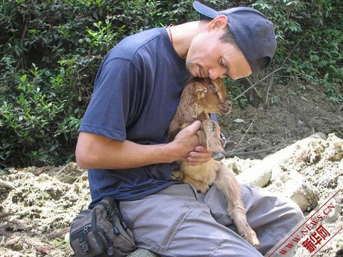 组图:港人黄福荣在地震中舍身救人感动神州