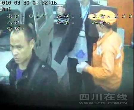 持枪带领司机闯收费站者被刑拘 3个月赚10万