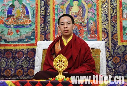 第十一世班禅额尔德尼确吉杰布慰问灾区群众